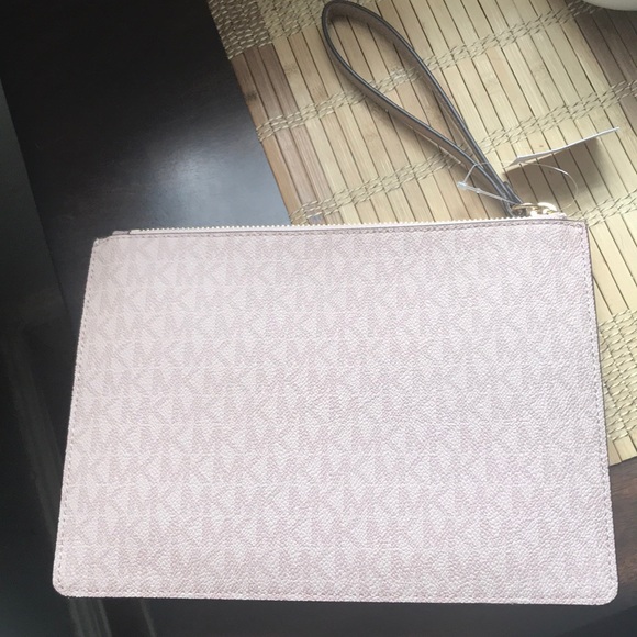 Michael Kors Jet set traveler clutch. - Picture 2 of 3